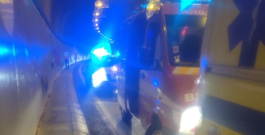 Motociclista projetado 30 metros após acidente com carro na via rápida