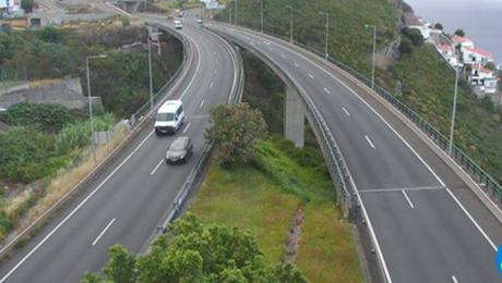 Dois jovens feridos num acidente na via rápida entre mota e carro