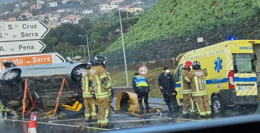 Capotamento na via rápida deixa criança e adulto encarcerados
