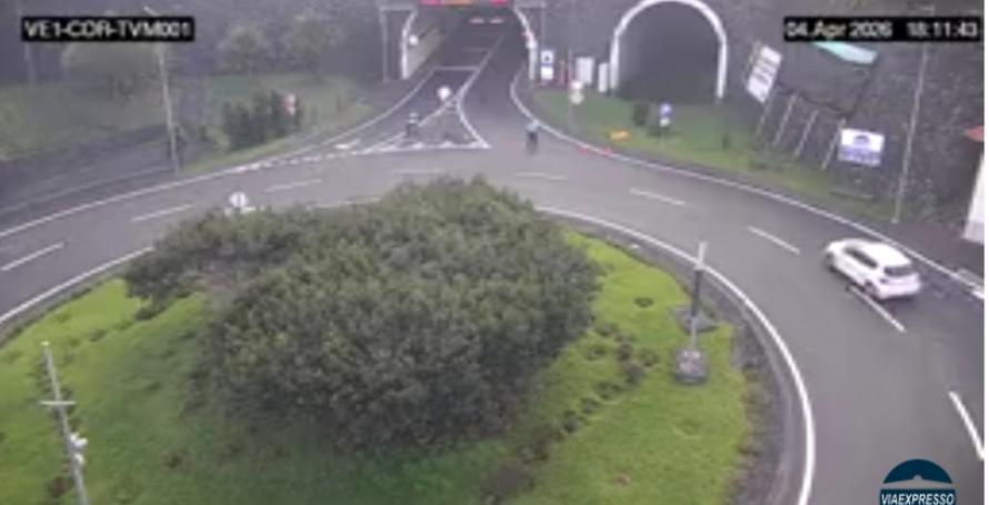 Motociclista morre num despiste contra parede num túnel da via expresso