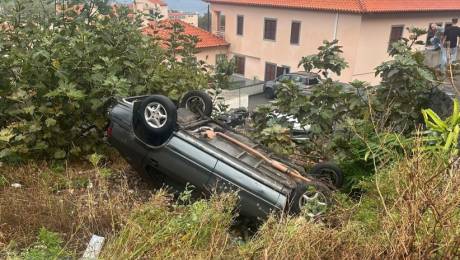 Carro sai de estrada numa rotunda e capota