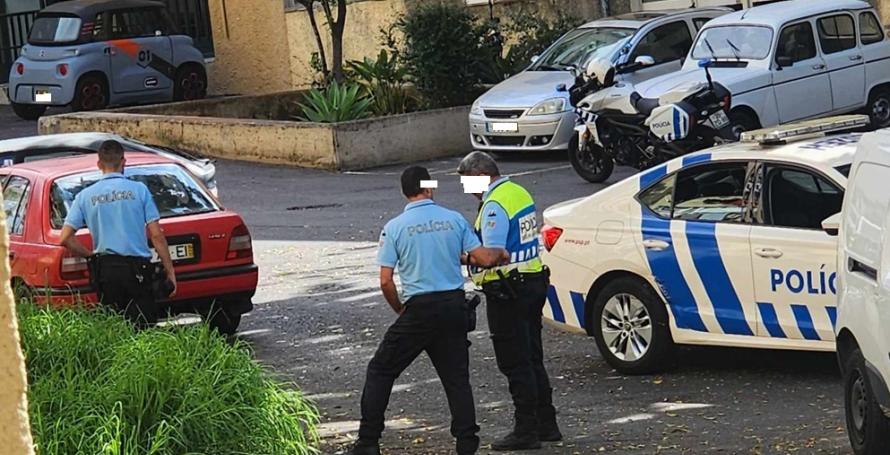Homem rouba carro, tenta fugir mas é apanhado pela PSP depois de embater em duas viaturas, uma delas da polícia