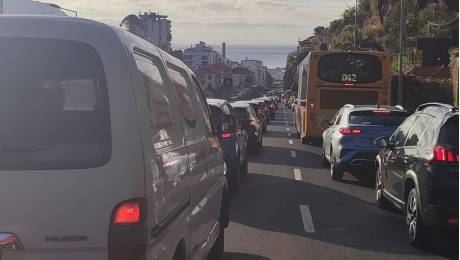 Três feridos, dois deles encarcerados, no acidente entre três carros no Funchal