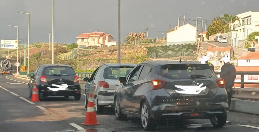 Acidente entre três carros na via rápida provoca caos no trânsito