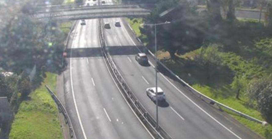 Carro em cima de rail à entrada da via rápida