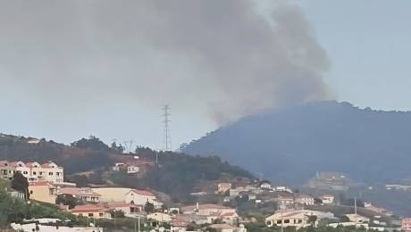Incêndio com alguma dimensão mobiliza helicóptero e três corporações