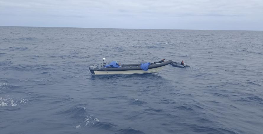 Quatro tripulantes resgatados de embarcação à deriva