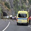 Derrocada fere turista e atinge vários carros