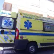 Homem atropelado por carro em marcha atrás num armazém
