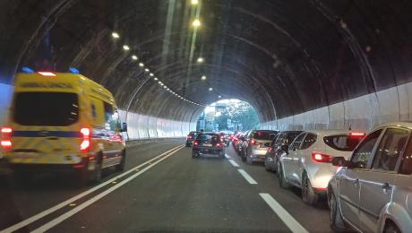 Acidente entre três carros na via rápida faz um ferido