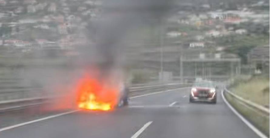 Carro em chamas na via rápida