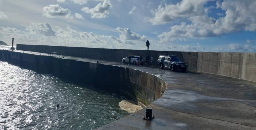 Foram cinco as pessoas arrastadas por onda que galgou a muralha do cais do Paul do Mar