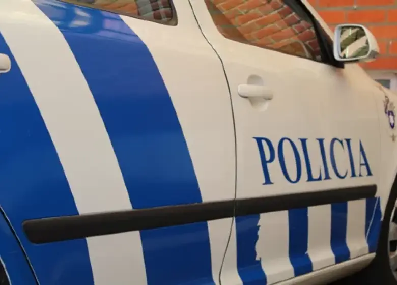 Homem agride dois polícias com barra de ferro