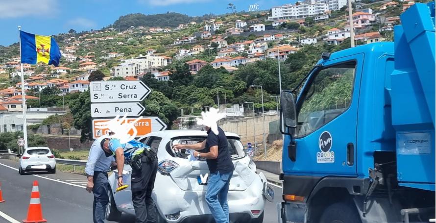 Acidente na via rápida entre camião da ARM e carro ligeiro faz um ferido