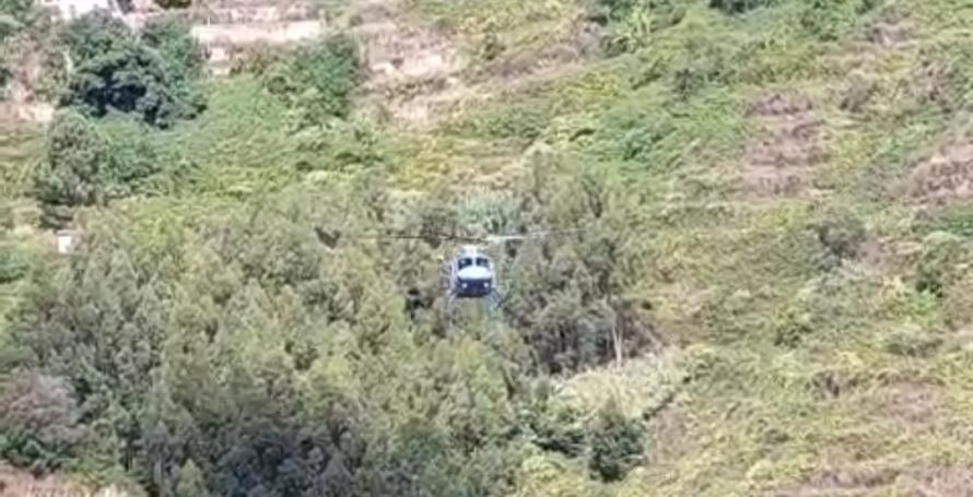 Helicóptero vai resgatar mulher que caiu cinco metros numa levada