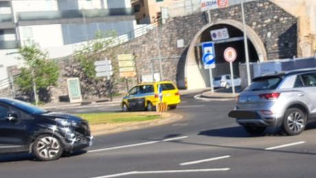 Condutor turista circula por fora numa rotunda e provoca acidente