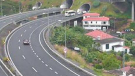 Cinco feridos, um deles, encarcerado, num capotamento de carrinha