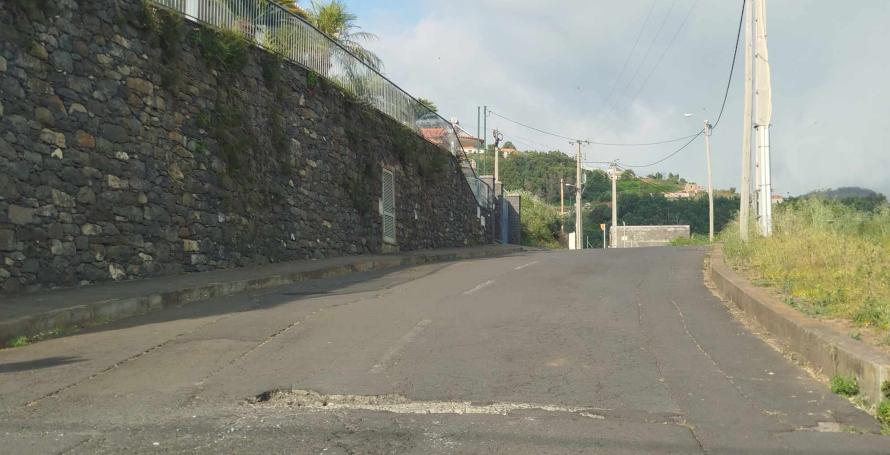 Estrada entre a Apresentação e a Furna "tem gerado situações de elevado risco para condutores e moradores", alerta um leitor