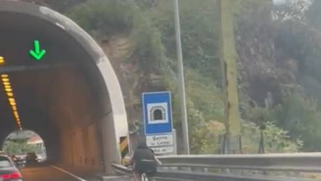Ciclista na via rápida (Com vídeo)