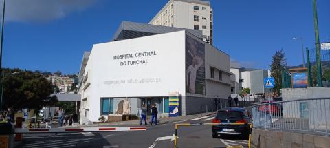 Mãe e filhos transportados para o hospital após acidente entre mota e carro