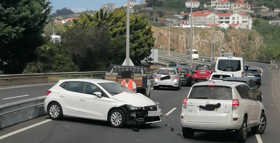 Dois feridos, um deles encarcerado, num acidente entre três carros na via rápida