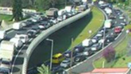 Capotamento com vítima encarcerada na via rápida