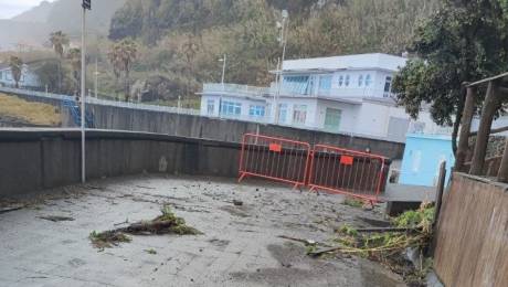 Mau tempo causa estragos na promenade em São Vicente