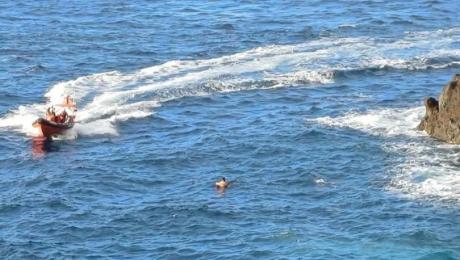 Jovem turista cai ao mar no Porto Moniz