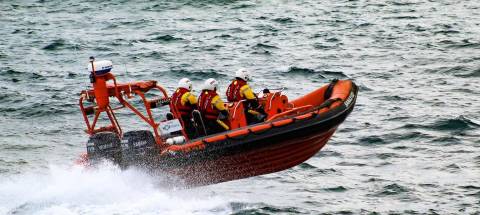 Homem em dificuldades no mar junto às piscinas de São Jorge