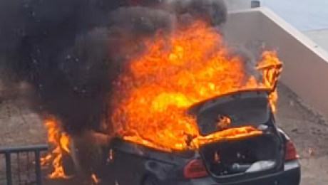 Carro destruído por incêndio