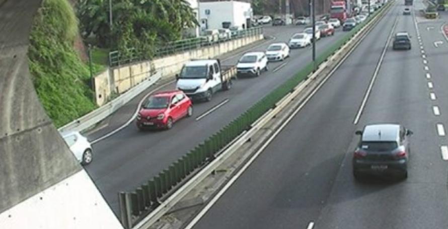 Homem encarcerado num acidente na via rápida