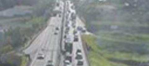 Carro embate em mota na via rápida e a motociclista fica ferida