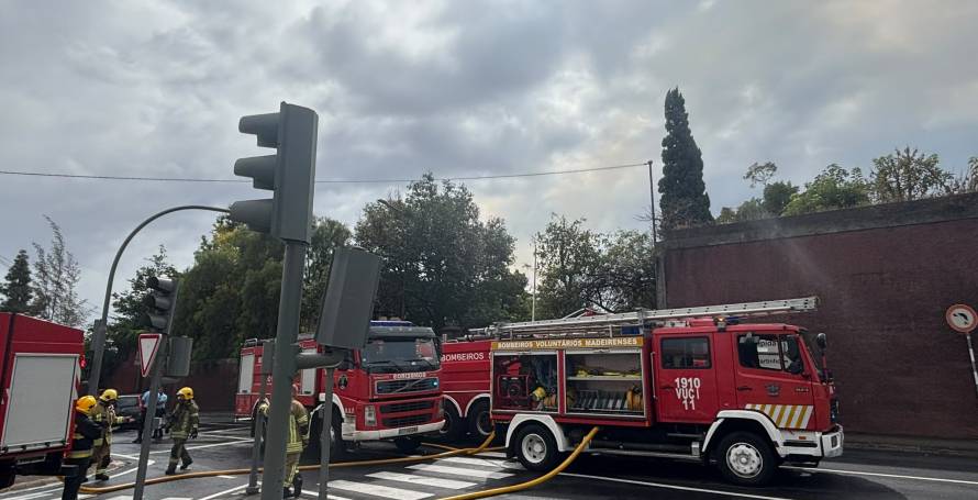 Dois idosos retirados da casa que ficou totalmente destruída após incêndio