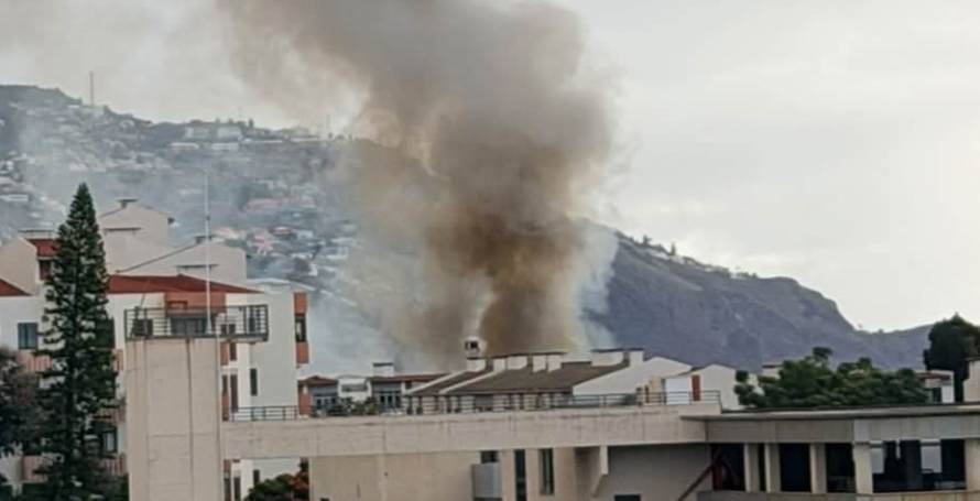Grande incêndio numa casa no Funchal