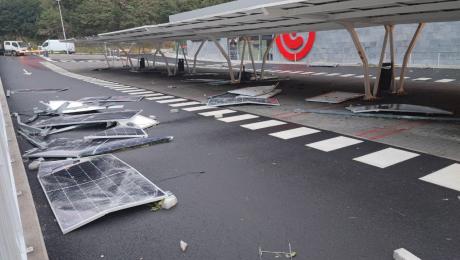 Vento destrói parte da cobertura do parque de estacionamento do Modelo em São Vicente; acessos à vila encerrados