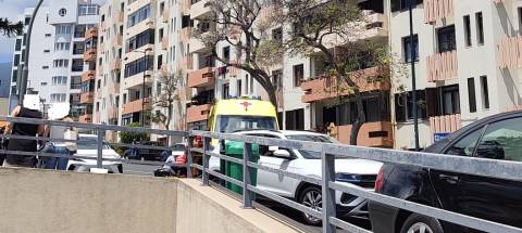 Mota atingida por carro quando estava parada num semáforo; mulher ferida