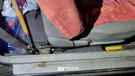 Tinha machado, taco de basebol e faca dentro de carro