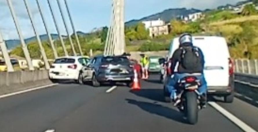 Acidente entre quatro carros na via rápida