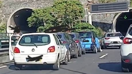 Acidente entre cinco carros na via rápida