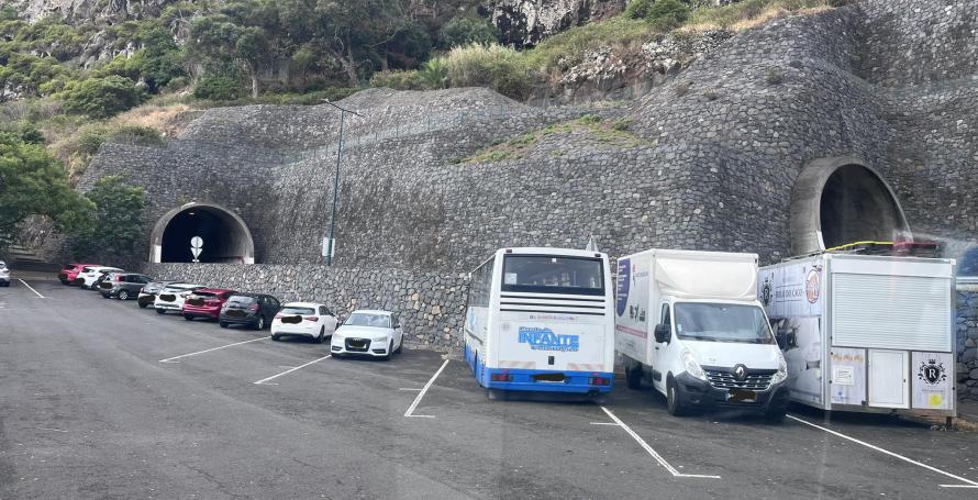 Parque destinado a pesados de passageiros ocupado por outras viaturas