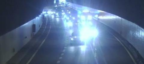 Acidente entre mota e dois carros na via rápida faz um ferido