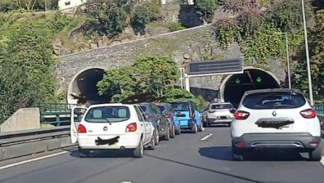 Acidente entre cinco carros na via rápida