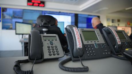 Veleiro incedeia-se e quatro tripulantes têm de ser resgatados