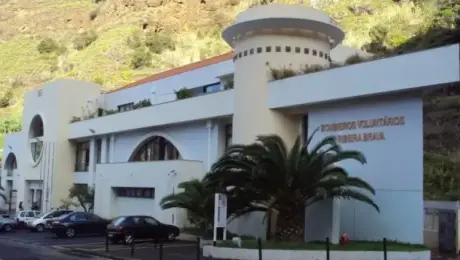 Incêndio ativo na Ribeira Brava mobiliza três corporações