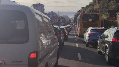 Três feridos, dois deles encarcerados, no acidente entre três carros no Funchal