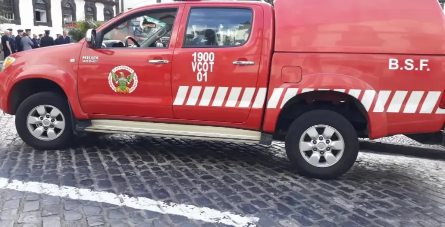 Parte de varanda cai em cima de carro
