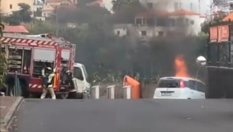 Carro destruído por incêndio (Com vídeo)