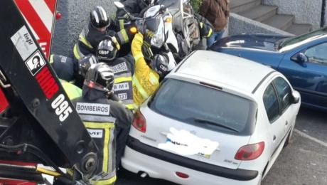 Há novas informações do motociclista que ficou debaixo de mota entre uma parede e um carro