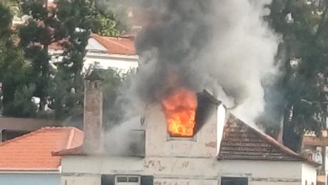 Incêndio numa casa no Funchal mobiliza duas dezenas de bombeiros
