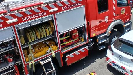 Incêndio junto ao hospital mobiliza 24 bombeiros